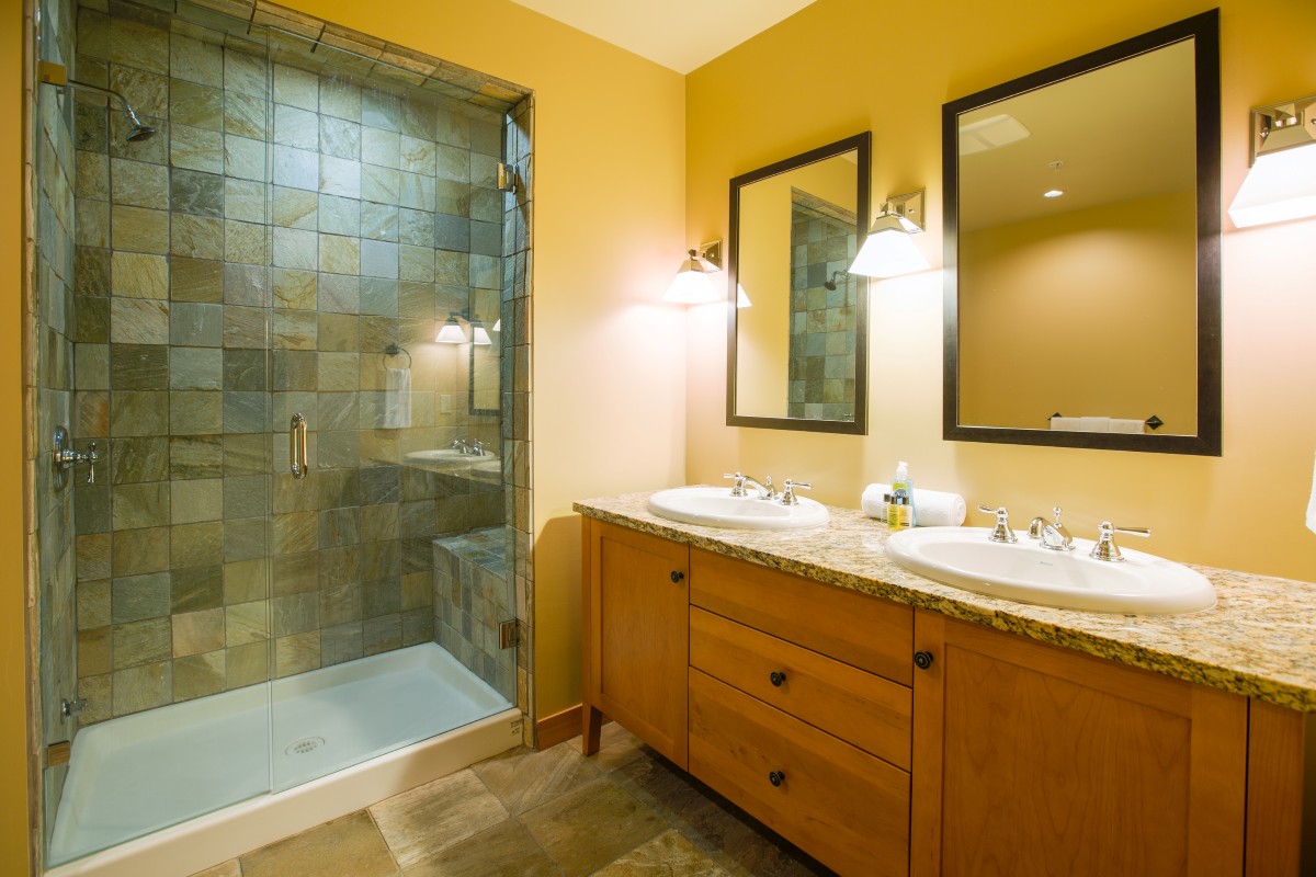 Red Mountain Resort, Slalom Creek Condos - shower room in condo