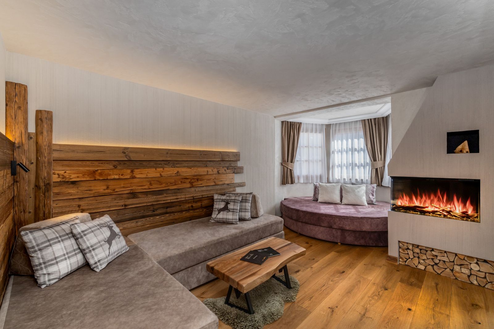 Sporthotel Romantic Plaza, Madonna di Campiglio - large suite with comfortable seating area and fire
