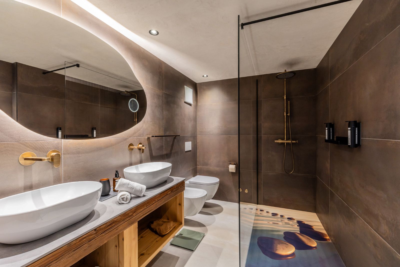 Sporthotel Romantic Plaza, Madonna di Campiglio - bathroom with large double shower and double sink