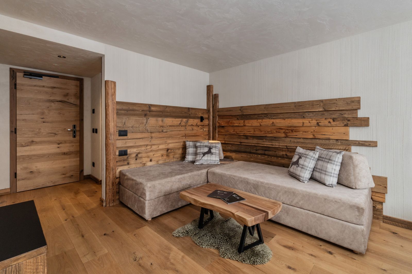 Sporthotel Romantic Plaza, Madonna di Campiglio - large suite with comfortable seating area