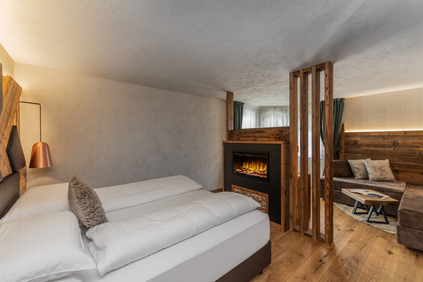 Sporthotel Romantic Plaza, Madonna di Campiglio - suite with fireplace and separate seating area