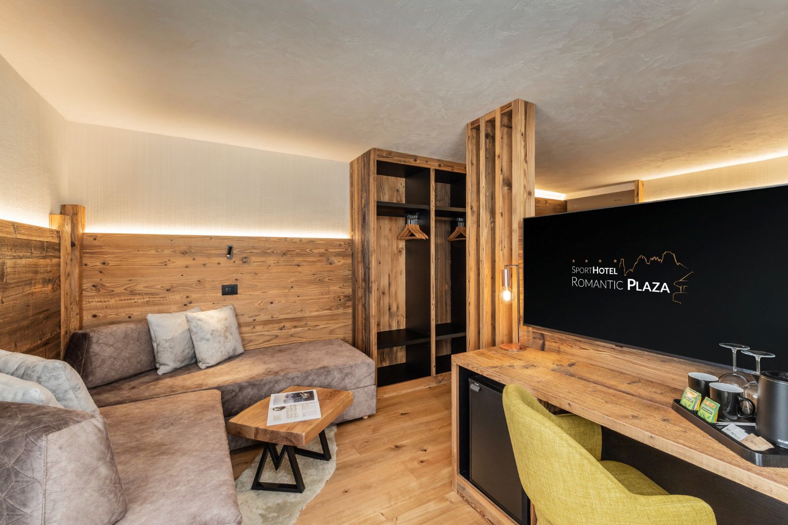 Sporthotel Romantic Plaza, Madonna di Campiglio - suite with corner seating area and desk