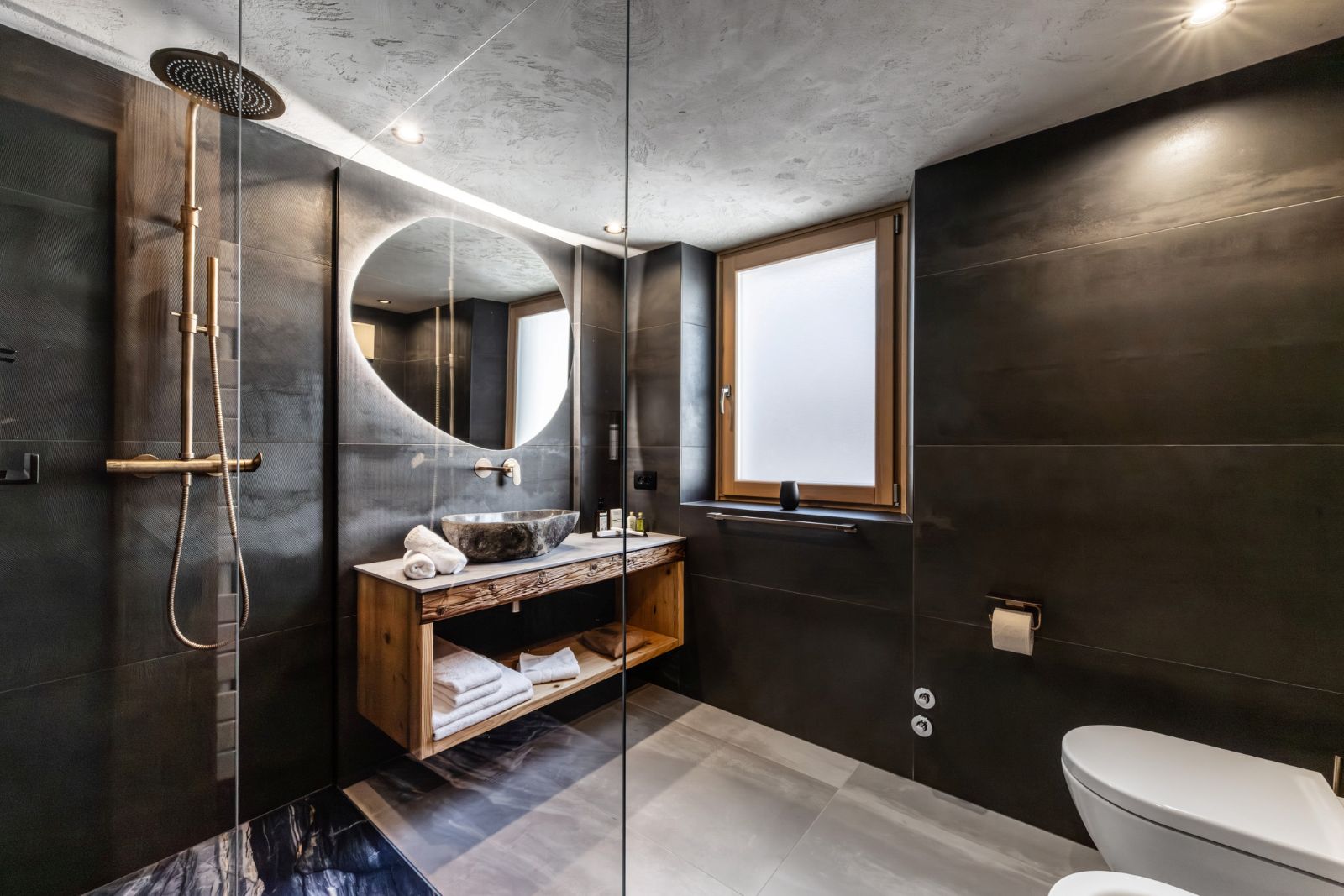 Sporthotel Romantic Plaza, Madonna di Campiglio - large bathroom with rainfall shower