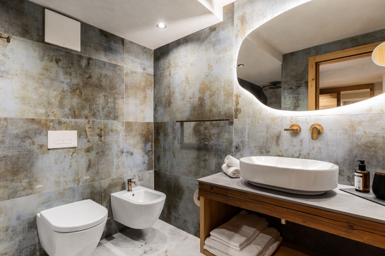 Sporthotel Romantic Plaza, Madonna di Campiglio - large bathroom with modern fixtures and fittings