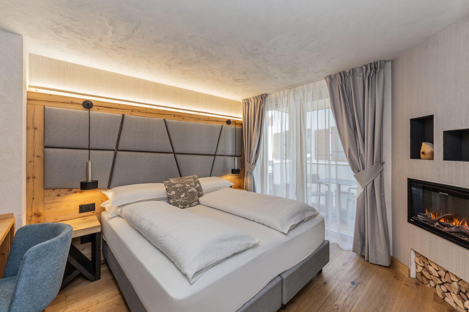 Sporthotel Romantic Plaza, Madonna di Campiglio - double room with fireplace and Alpine chic decor
