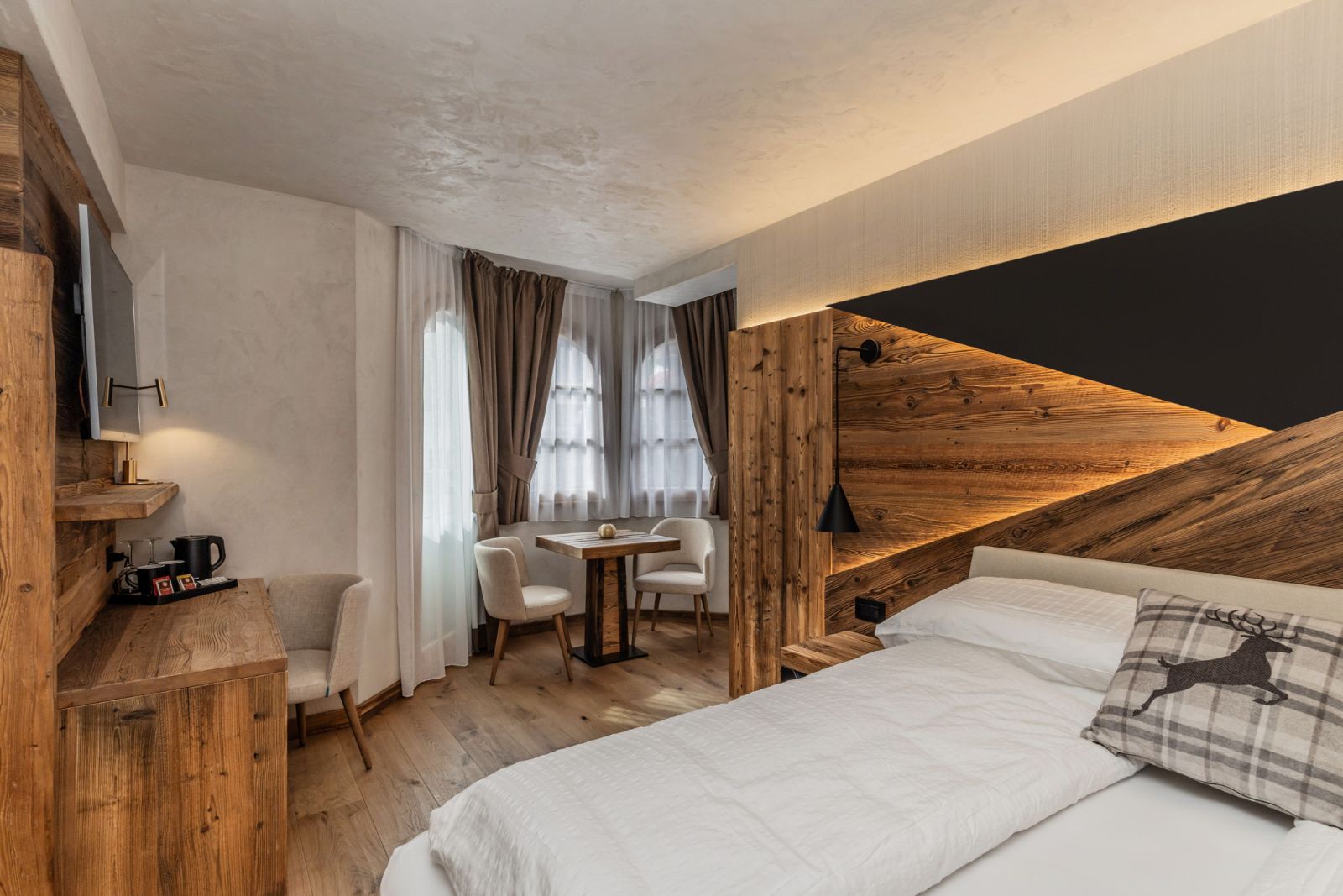 Sporthotel Romantic Plaza, Madonna di Campiglio - double bedroom with table and chairs in bay window