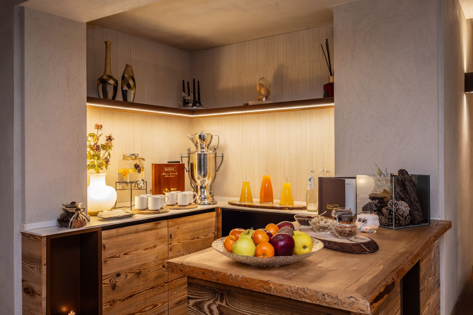 Sporthotel Romantic Plaza, Madonna di Campiglio - spa area with fresh fruit and teas 