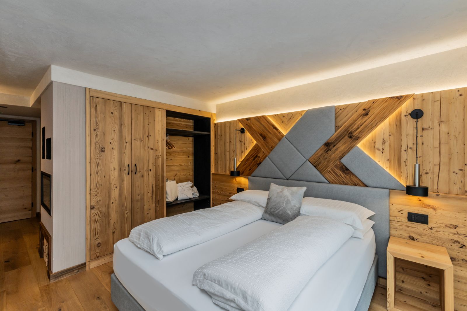 Sporthotel Romantic Plaza, Madonna di Campiglio - double bedroom with modern Alpine chic design
