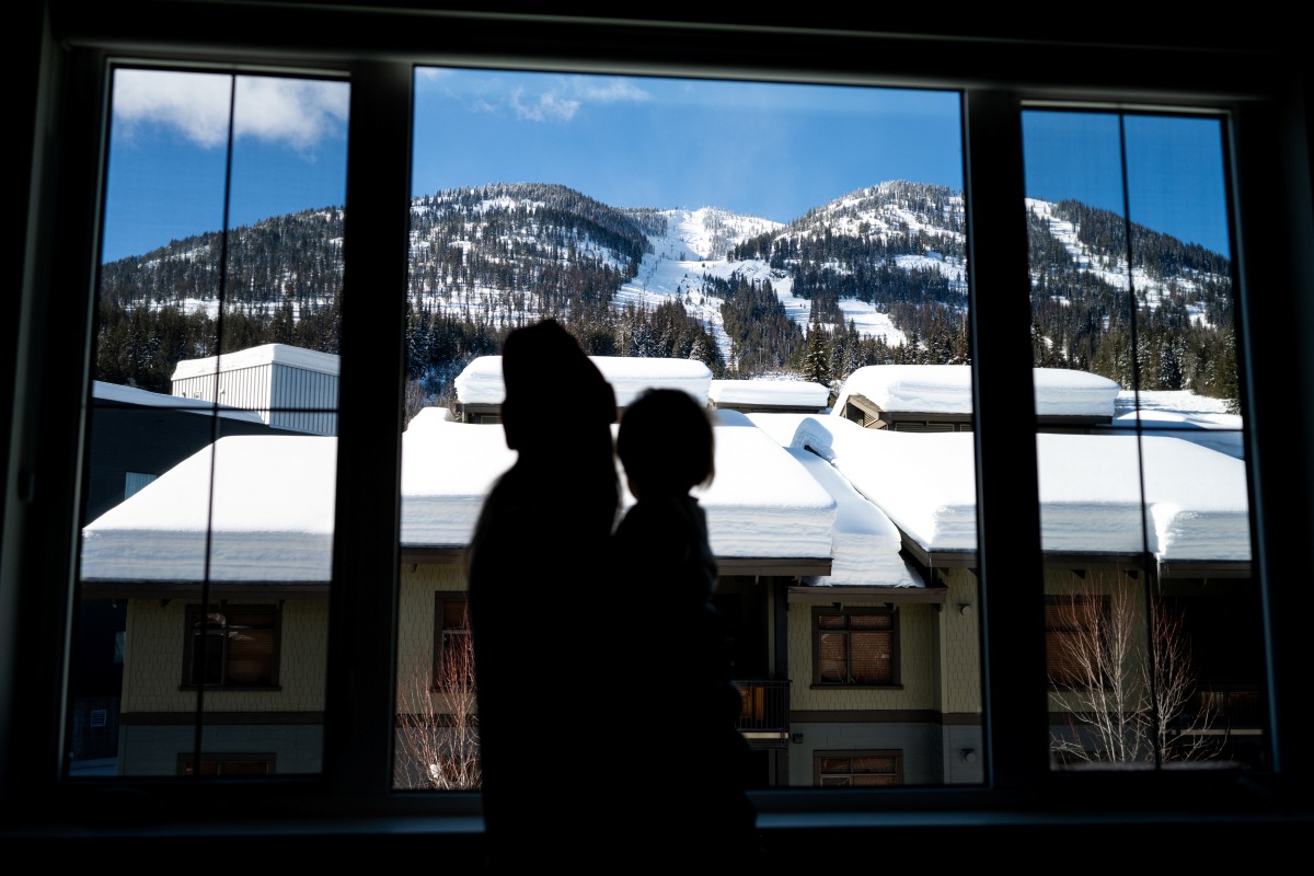 Red Mountain Resort, The Crescent - family looking out to the mountain