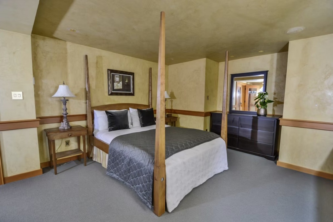 Totem Chalet, Whistler, queen bedroom