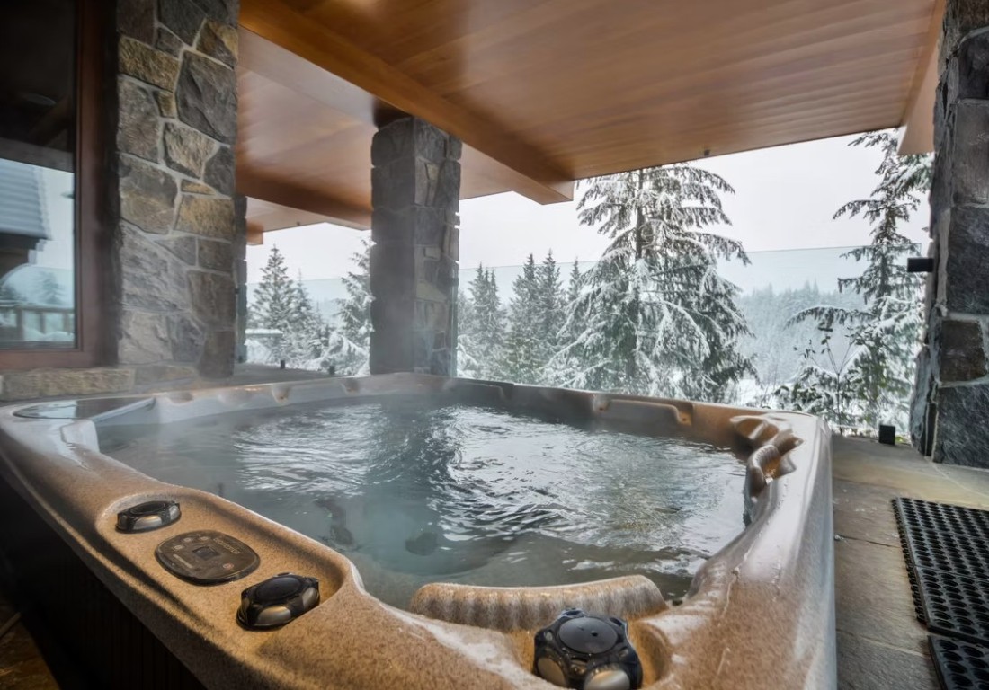 Totem Chalet, Whistler, hot tub, snow