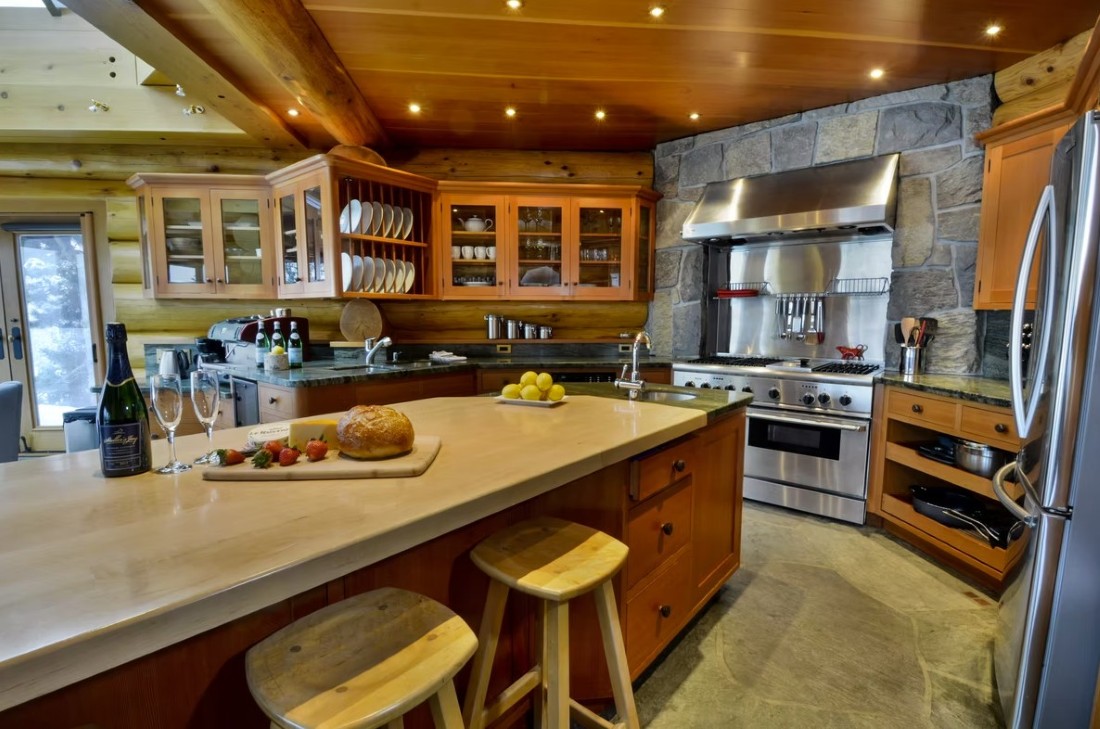 Totem Chalet, Whistler, kitchen, breakfast bar