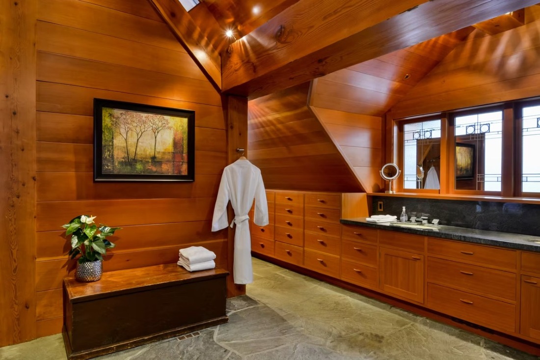 Totem Chalet, Whistler, dressing room, bathroom
