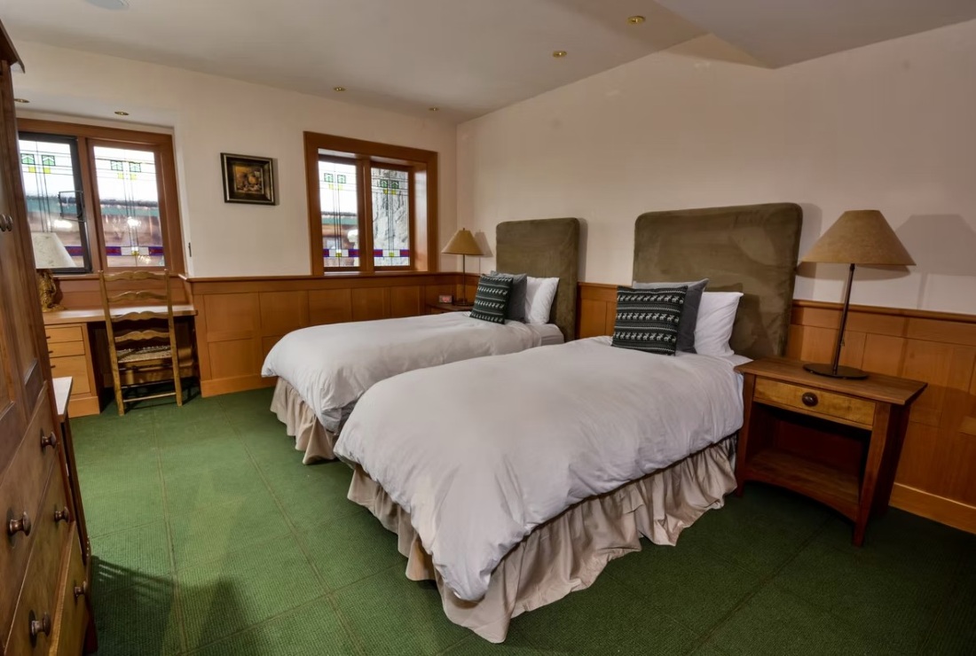 Totem Chalet, Whistler, twin bedroom