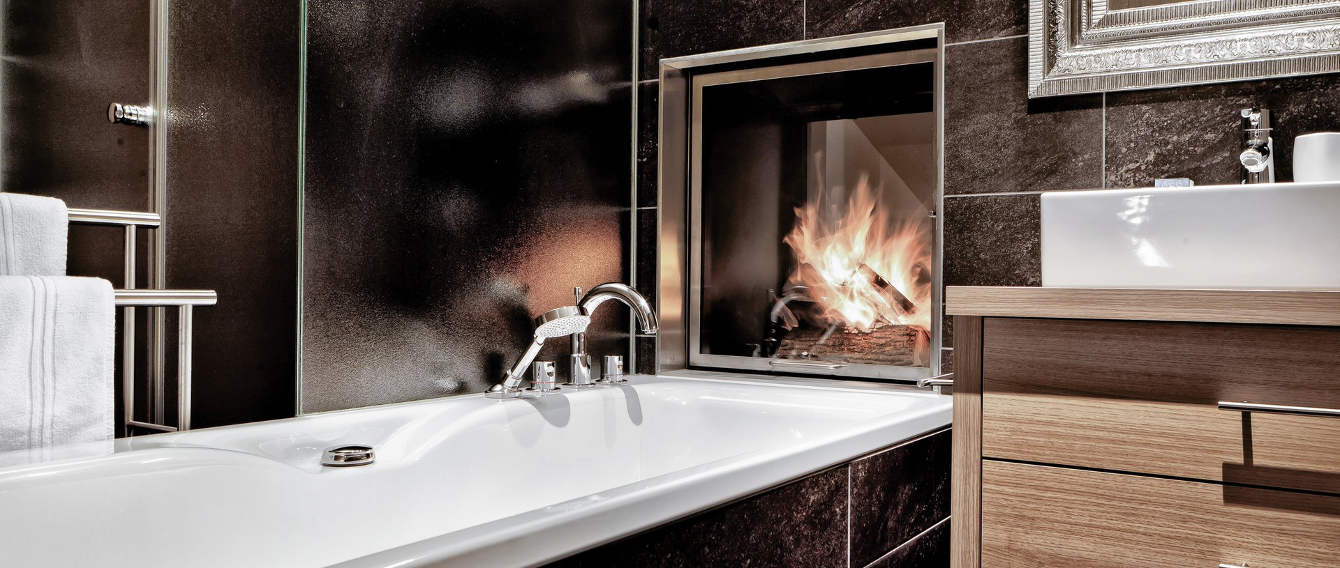 Valbella Resort Lenzerheide - modern bathroom with fireplace