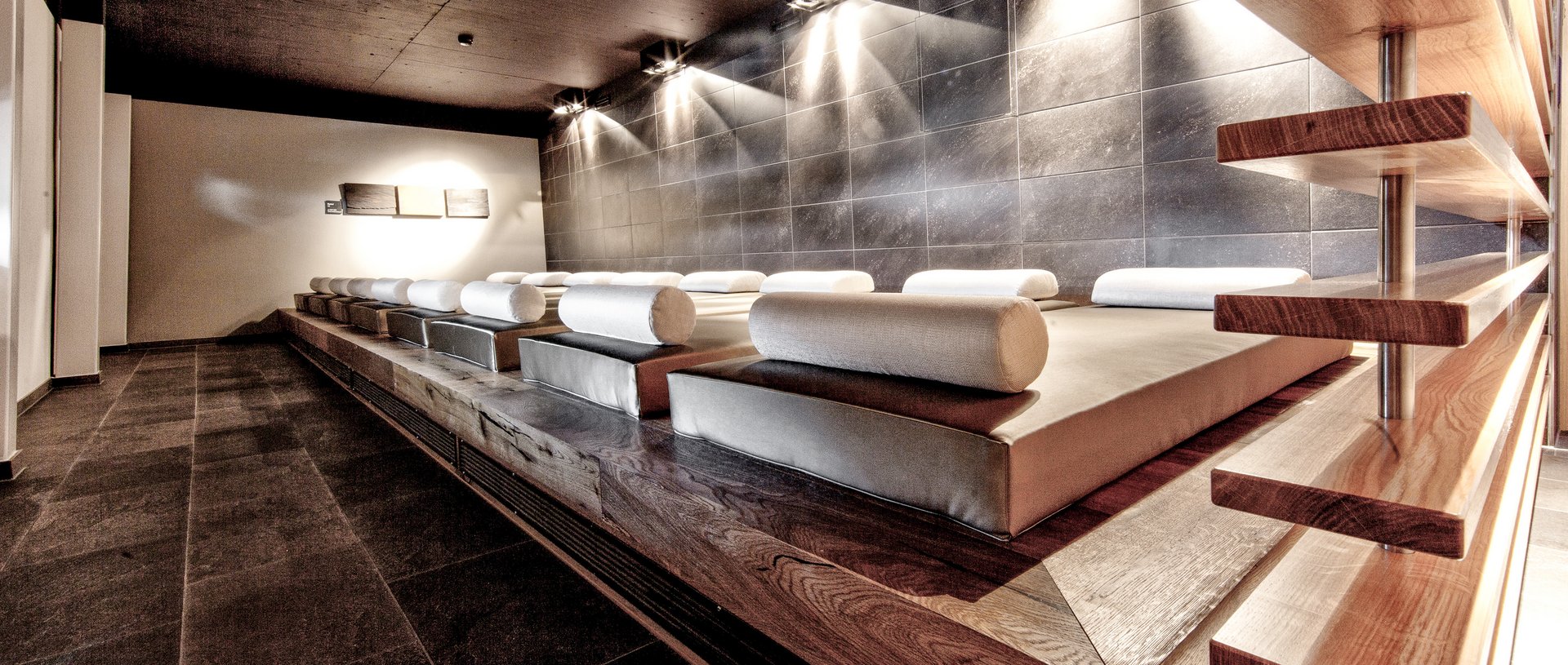 Valbella Resort Lenzerheide - relaxation area with loungers