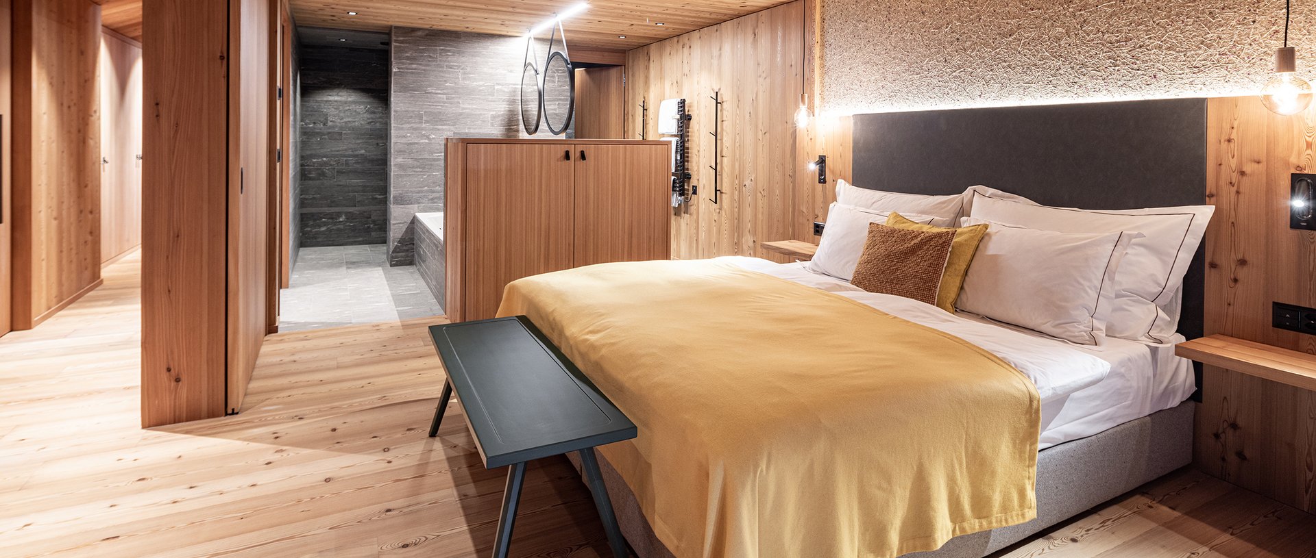 Valbella Resort Lenzerheide - bright suite with double bed and open bathroom
