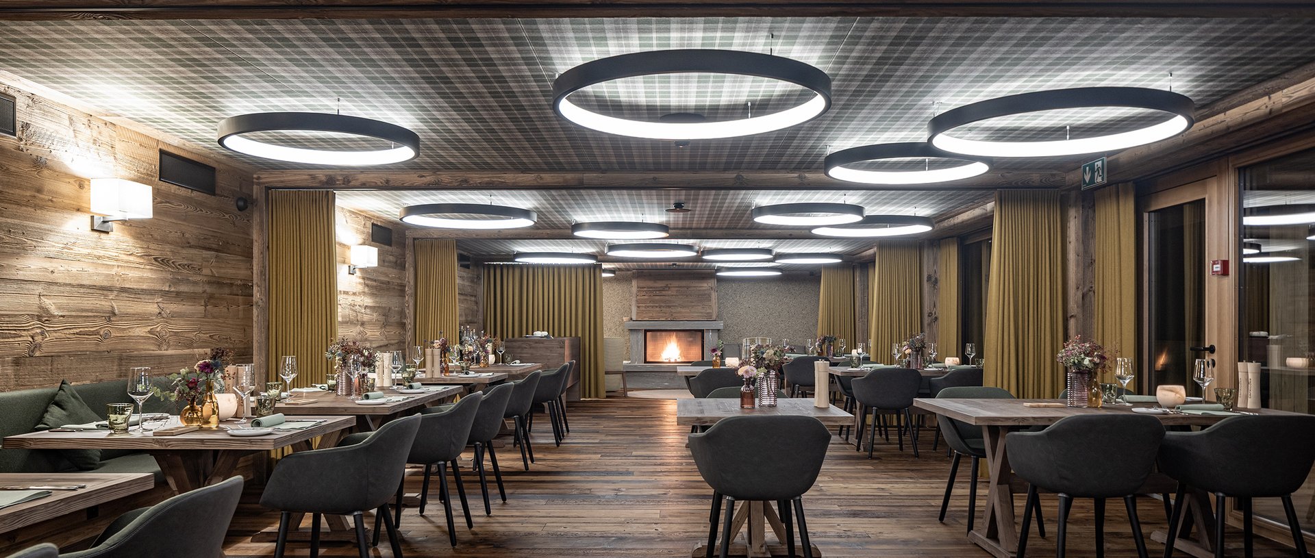 Valbella Resort Lenzerheide - large, modern dining area with comfortable seats