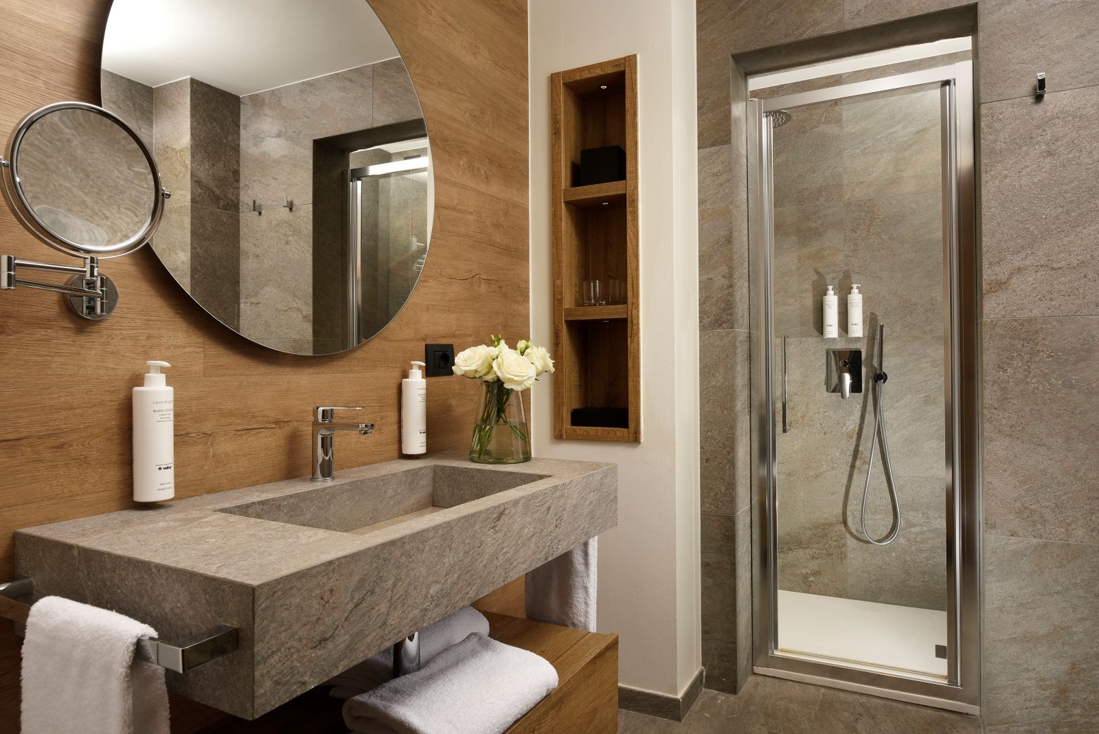 Valtur Cervinia Cristallo - bathroom with shower and sink
