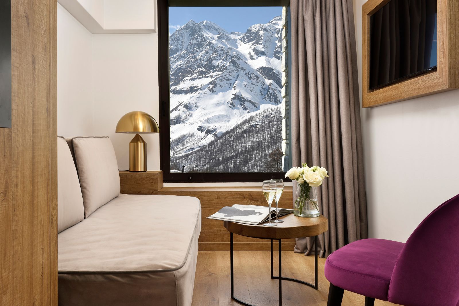 Valtur Cervinia Cristallo - seating area with sofa and mountain views