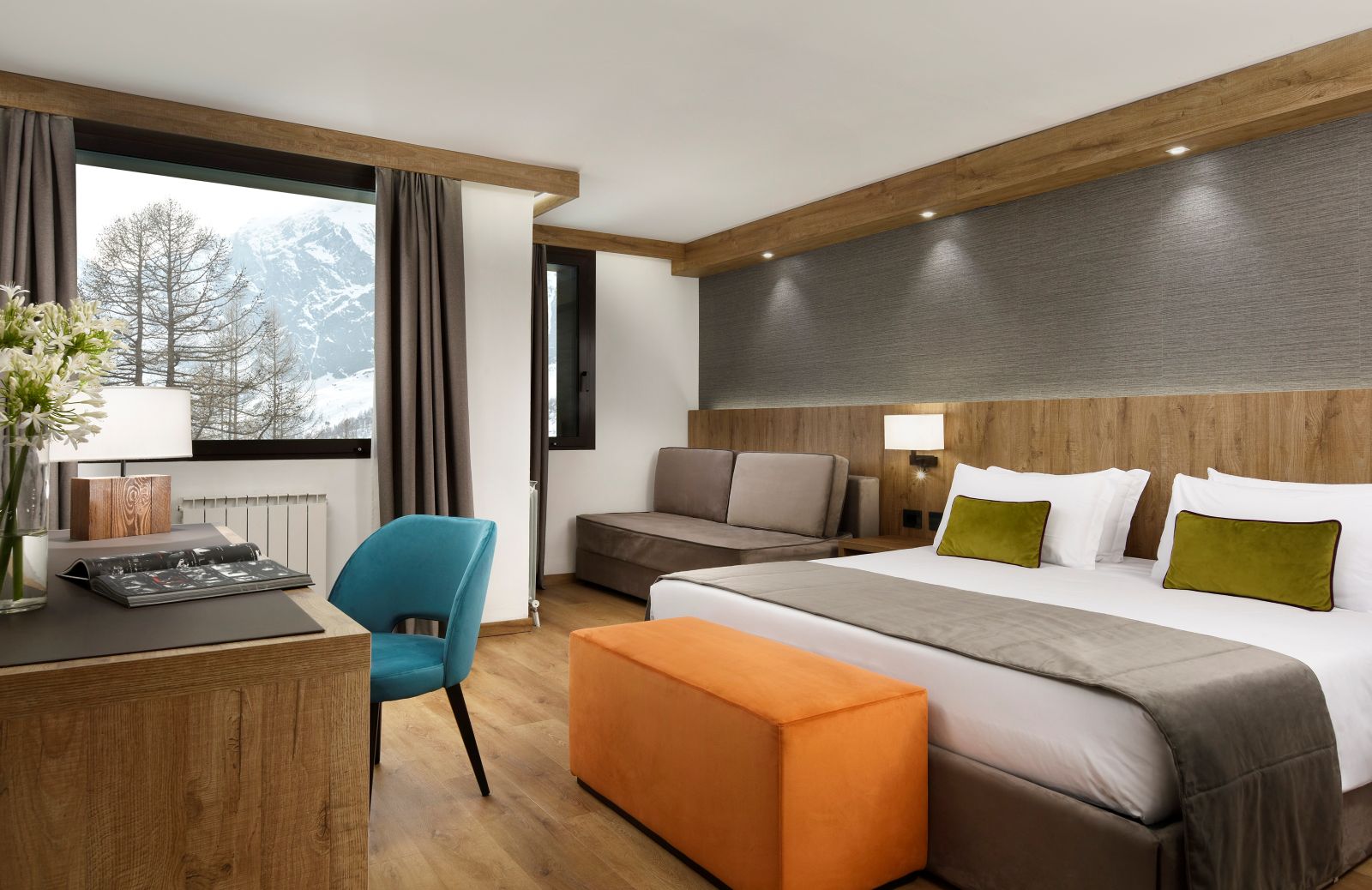 Valtur Cervinia Cristallo - modern double room with sofa and desk