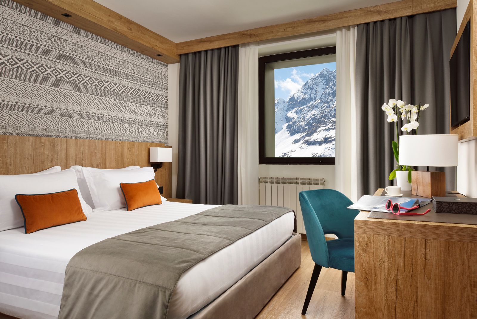 Valtur Cervinia Cristallo - double bedroom with desk and mountain views