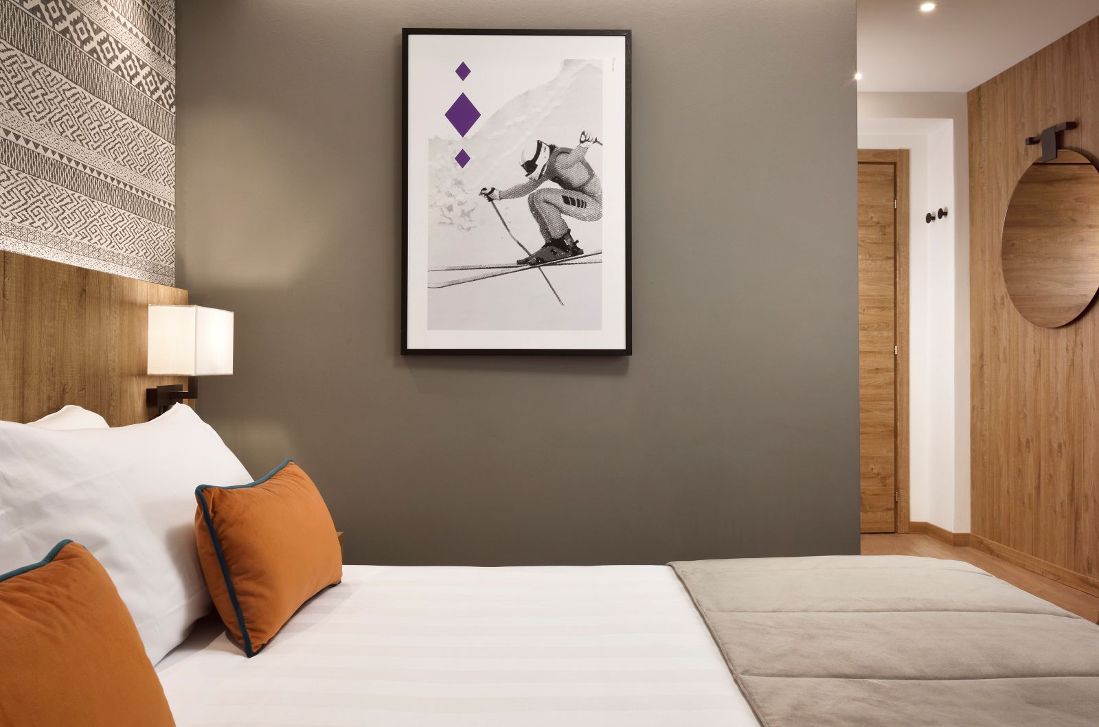 Valtur Cervinia Cristallo - double bedroom with picture of skier on the wall