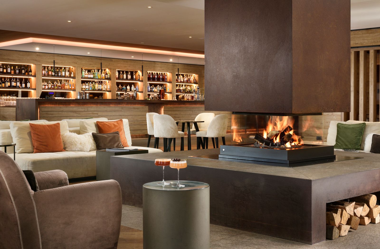 Valtur Cervinia Cristallo - lounge bar with central fireplace