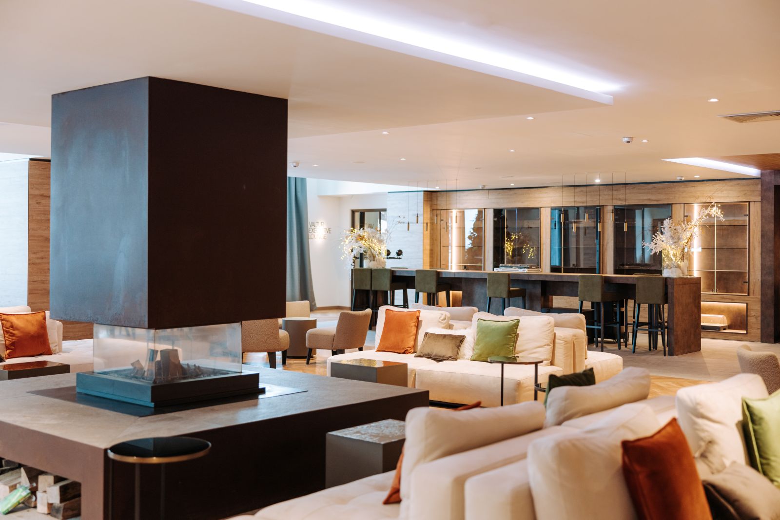 Valtur Cervinia Cristallo - lounge bar with comfortable sofas