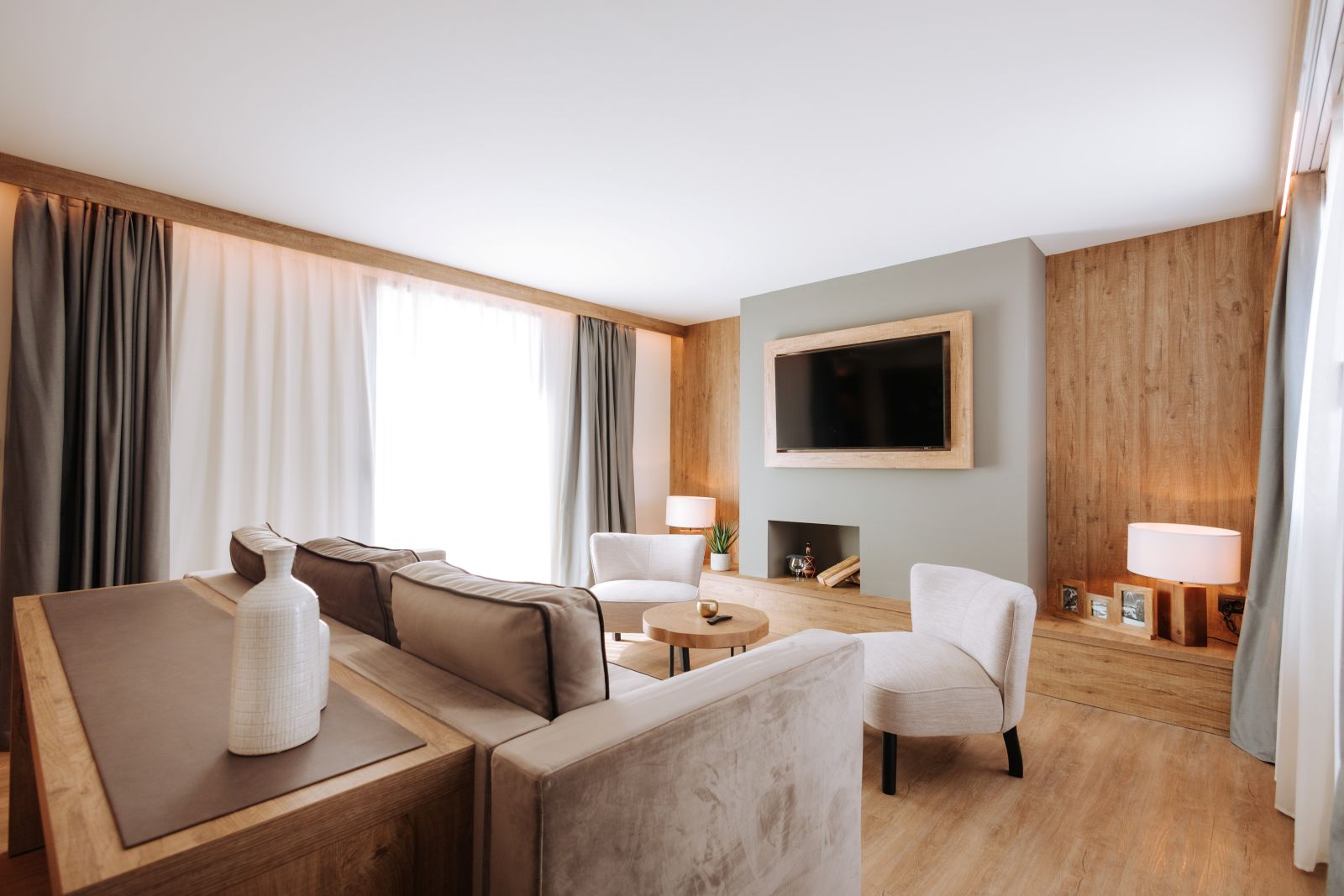Valtur Cervinia Cristallo - bright suite with sofa and armchairs