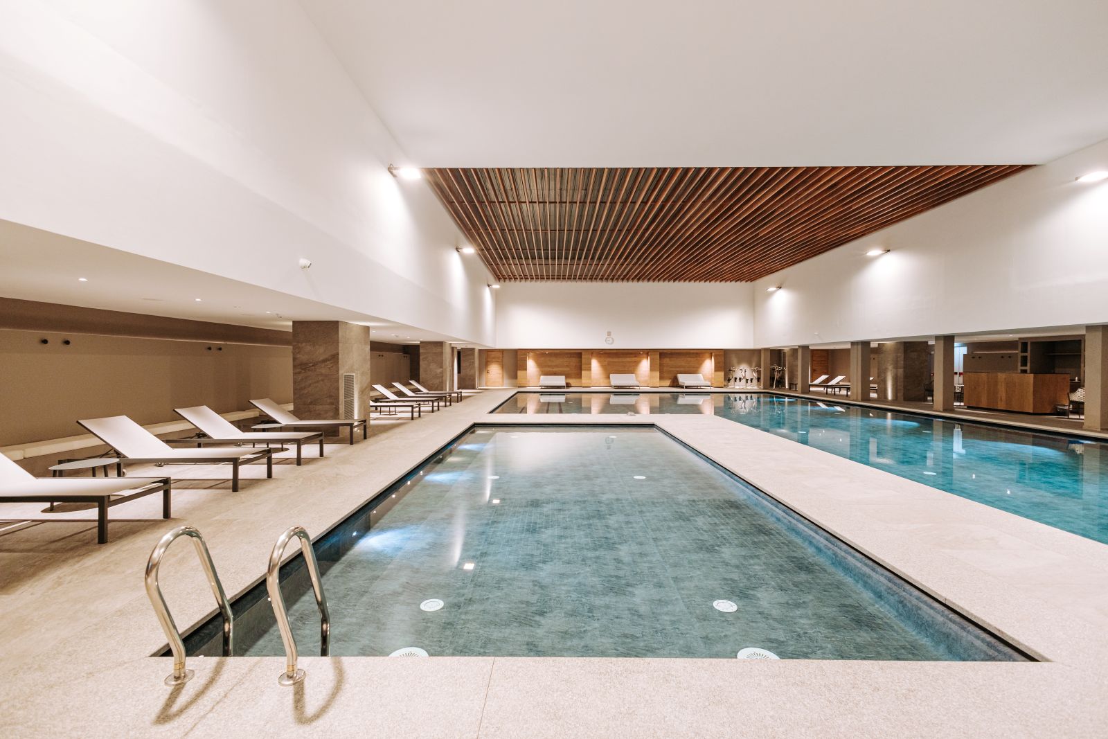 Valtur Cervinia Cristallo - indoor swimming pool with loungers