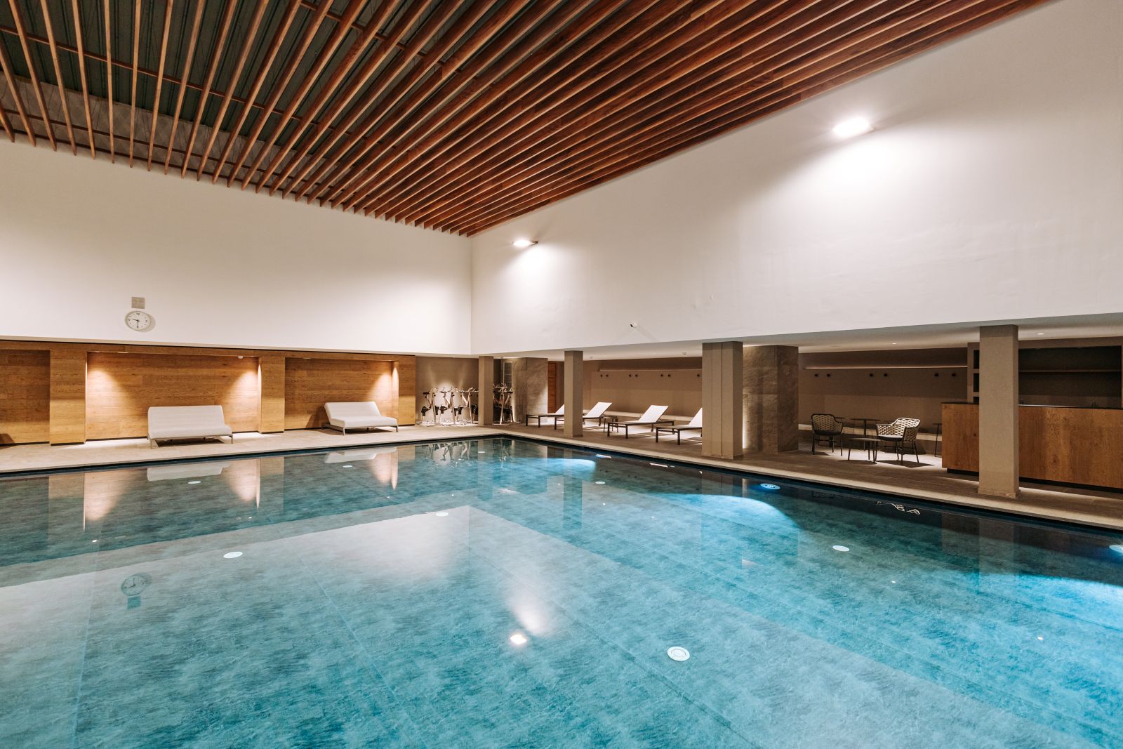 Valtur Cervinia Cristallo - indoor swimming pool with loungers
