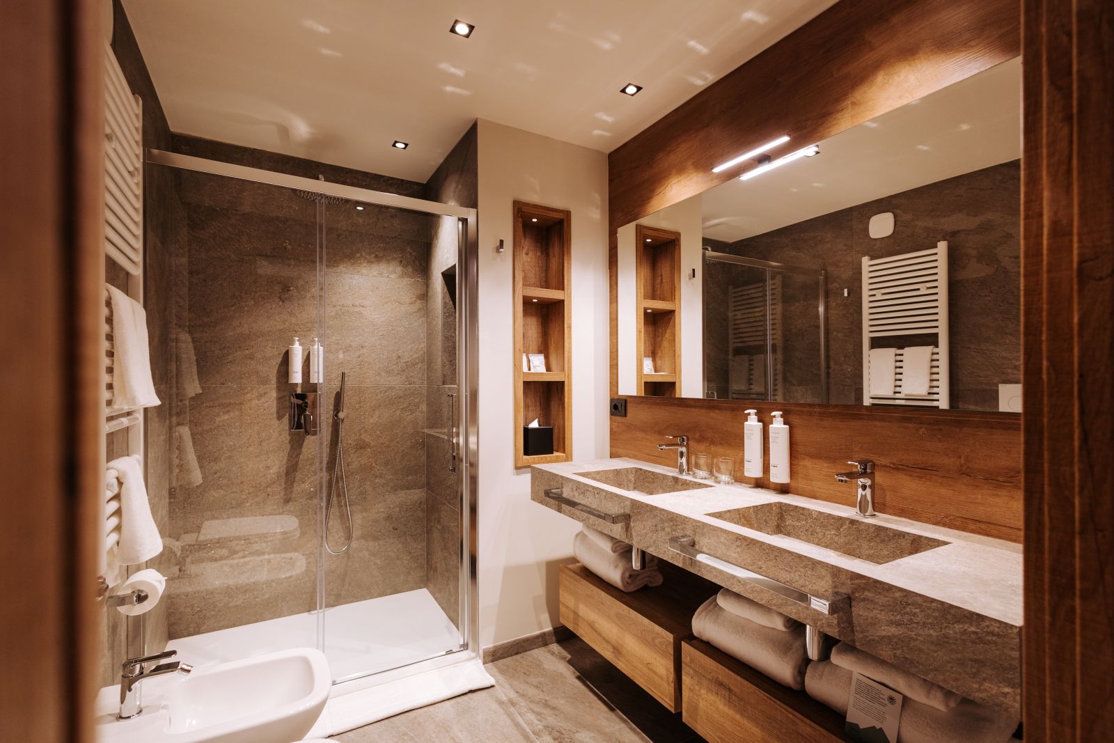 Valtur Cervinia Cristallo - modern bathroom with double shower and sink